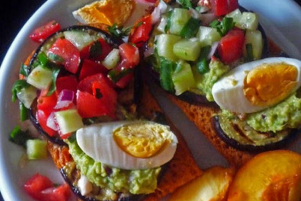 Ciabatta z bakłażanem, guacamole, jajkiem i warzywną sałatką. Ciabatta Sandwich with eggplant, guacamole, egg and vegetable salad. Gluten-free.