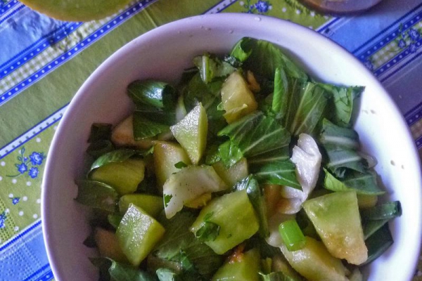 Zielona sałatka z azjatyckim dressingiem. Green salad with Asian dressing.