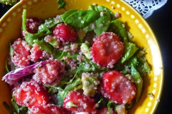 Sałatka ze szpinakiem, truskawkami i quinoa. Strawberry spinach quinoa salad.