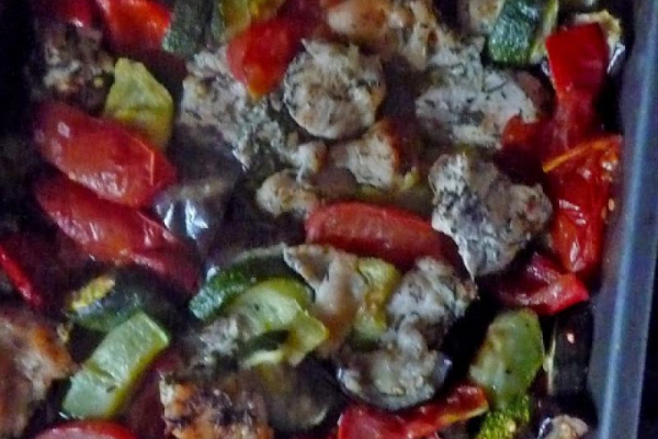 Ratatouille z pieczonych warzyw i kurczaka. Roasted Vegetable Chicken Ratatouille. Ryż z jarmużem. Rice and kale.