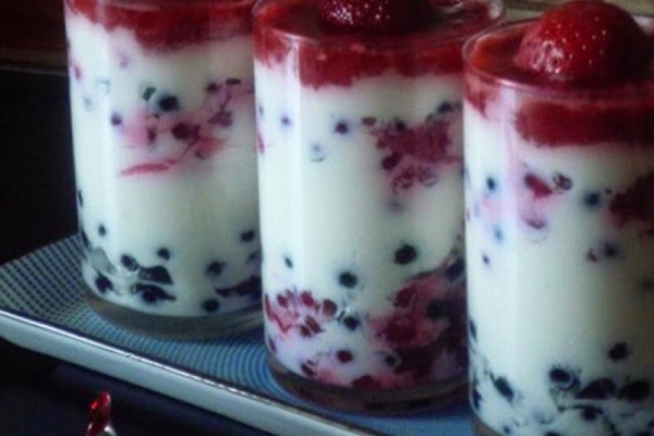Fruit yogurt dessert. Owocowy deser z jogurtem.
