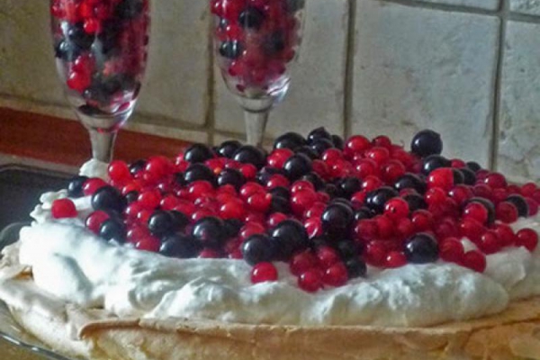 Nigella Lawson’s Pavlova cake recipe. Tort Pavlova według przepisu Nigella Lawson.