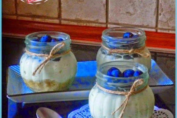 Szybkie serniczki limonkowe z jagodami bez pieczenia. No bake lime cheesecake with bilberries / blueberries in jar.