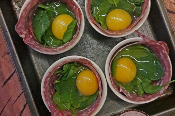 Zapiekane jajka ze szpinakiem i salami. Baked eggs with spinach and salami.