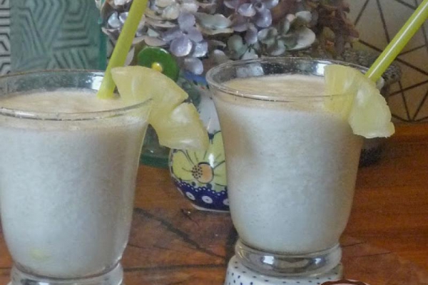 Pina Colada - koktajl z rumem i ananasem. Pina Colada - drink with rum and pineapple.