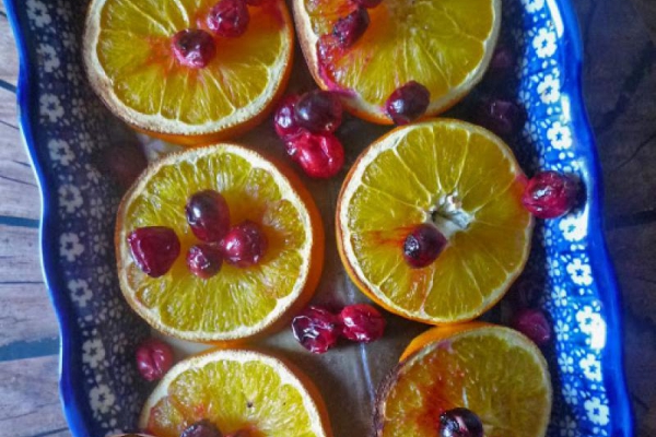 Pieczony karp z pomarańczą i żurawiną. Roasted carp with orange and cranberry.