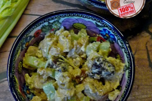 Sałatka z kurczakiem, selerem naciowym i daktylami. Salad with chicken, celery and dates.