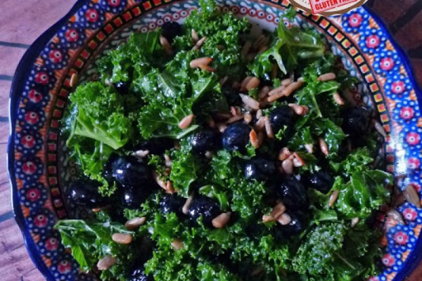 Jarmużowa sałatka z balsamicznym dressingiem. Kale salad with balsamic dressing.