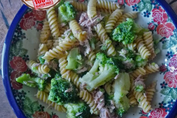 Brokuł, tuńczyk i warzywny makaron. Broccoli, tuna and vegetable pasta.