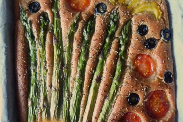 Bezglutenowa focaccia z szparagami. Gluten-free Focaccia with Asparagus.