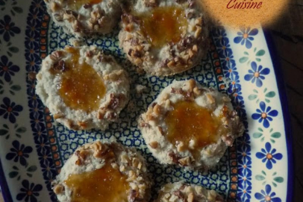 Ciastka kruche z dżemem morelowym i orzechami włoskimi. Thumbprint Cookies with Apricot Jam and Walnuts.