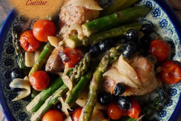 Pieczone podudzia kurczaka z szparagami i oliwkami. Roasted chicken drumsticks with asparagus and olives.