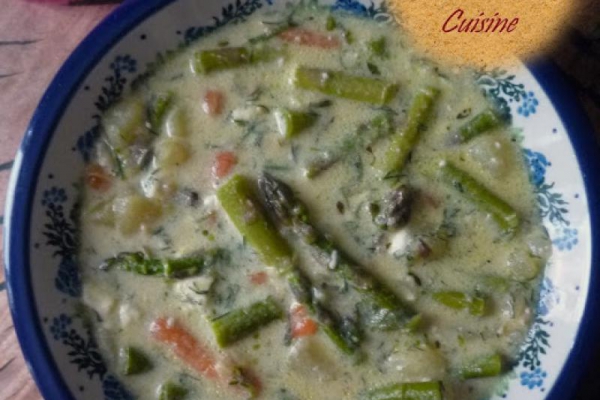 Zupa szparagowa z ziemniakami i serkiem topionym. Asparagus soup with potatoes and cream cheese.