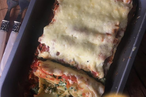 Cannelloni ze szpinakiem i serem. Cannelloni with spinach and cheese.