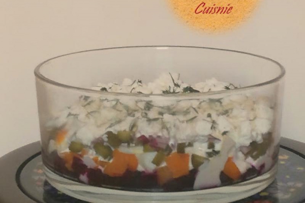 Sałatka warstwowa z burakiem i ogórkiem konserwowym. Layered salad with beetroot and pickled cucumber.