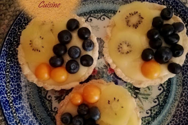 Tartaletki z kremem cytrynowym i owocami. Tartlets with lemon cream and fruit.