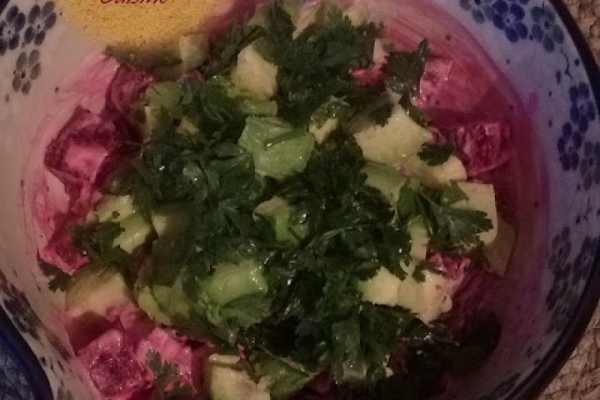 Sałatka - buraczki i awokado. Salad - beetroot and avocado.