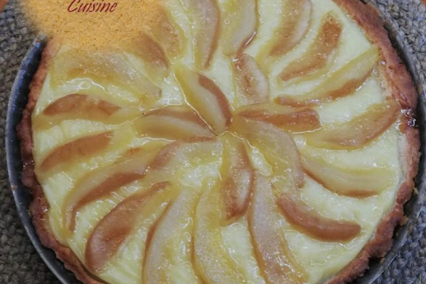 Tarta z budyniem i karmelizowanymi gruszkami.Tart with pudding and caramelized pears.