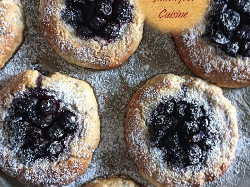 Bezglutenowe drożdżówki z borówkami. Gluten-free yeast buns with blueberries.