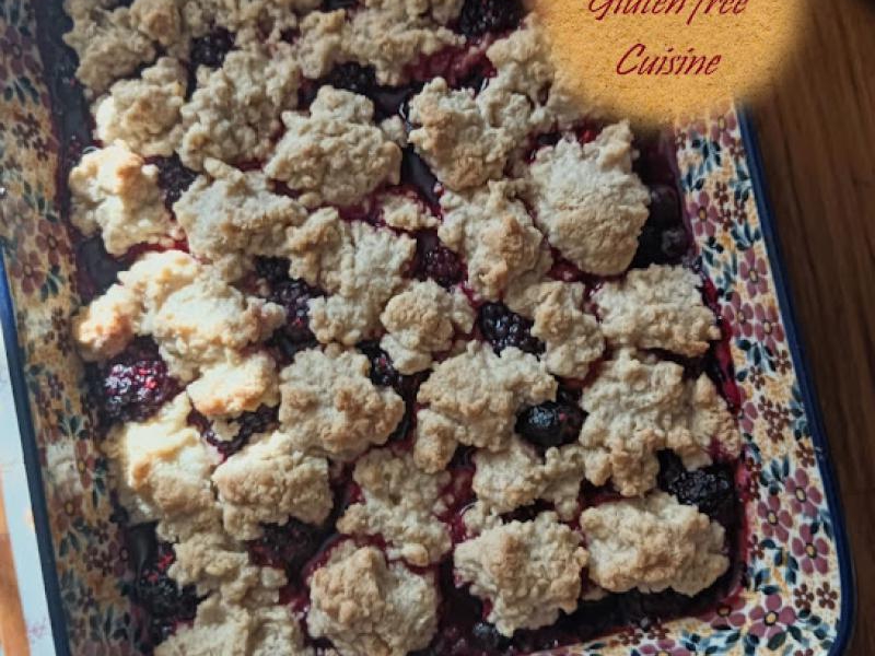 Jeżyny, maliny i borówki pod kruszonką z płatków owsianych. Blackberries, raspberries and blueberries with an oatmeal crumble.