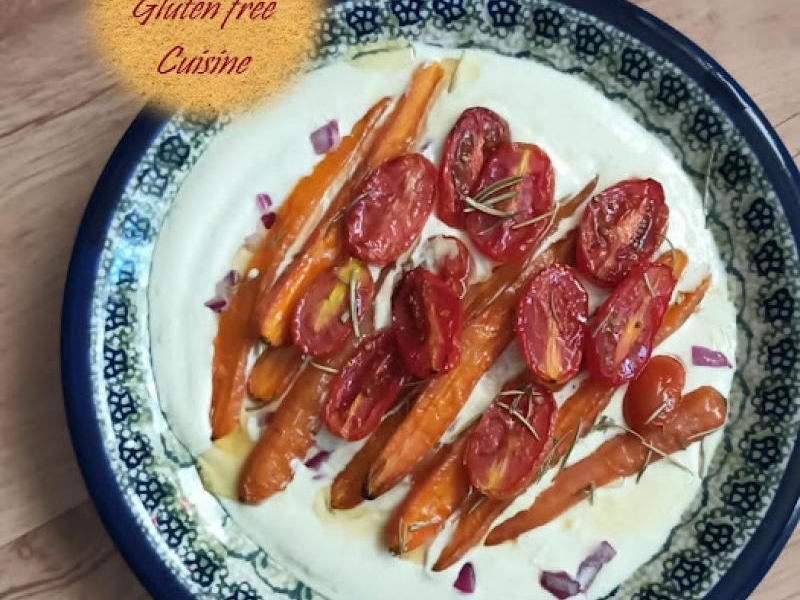 Pieczone marchewki z sosem jogurtowym. Baked carrots with yogurt sauce.