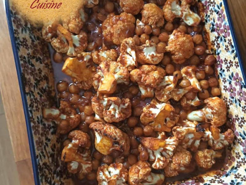 Pieczony kalafior i ciecierzyca. Roasted cauliflower and chickpeas.