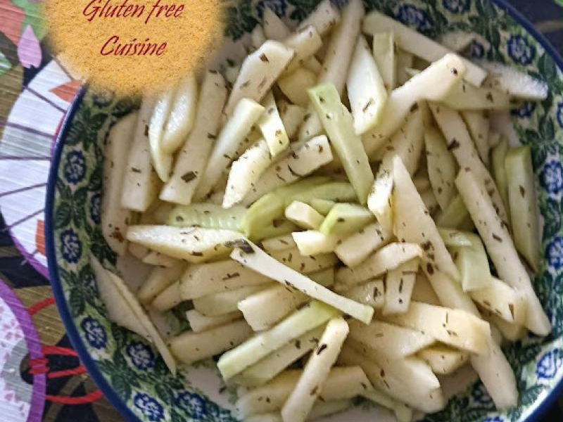 Surówka z kalarepy i jabłka. Kohlrabi and apple salad.