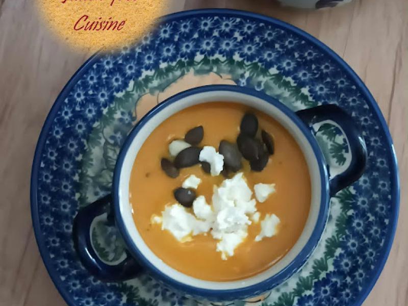 Zupa dyniowa z serem feta. Pumpkin soup with feta.