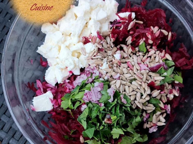 Surówka z burakiem i słonecznikiem. Salad with beetroot and sunflower seeds.