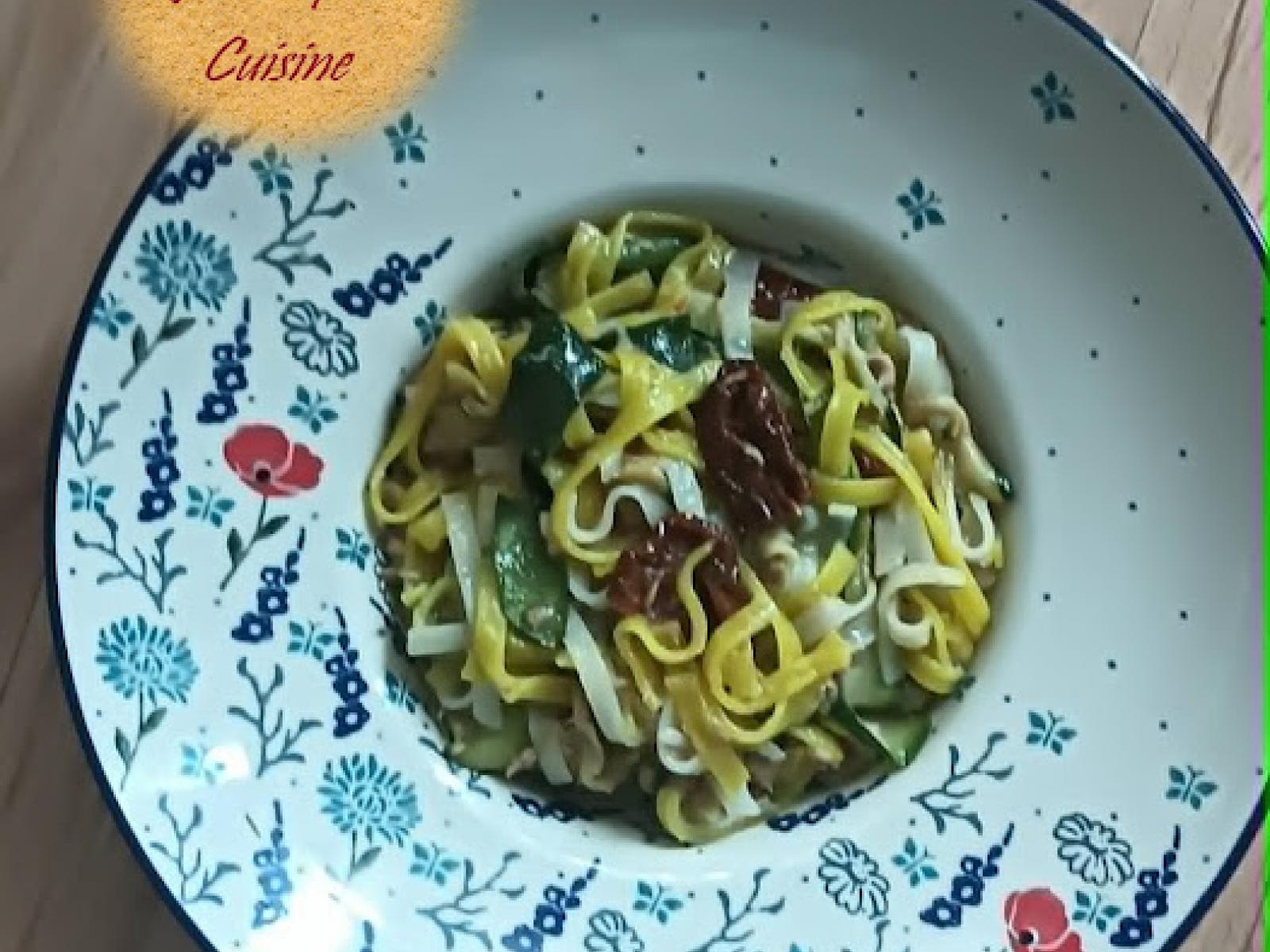 Makaron ryżowy z suszonymi pomidorami. Rice pasta with sun-dried tomatoes.