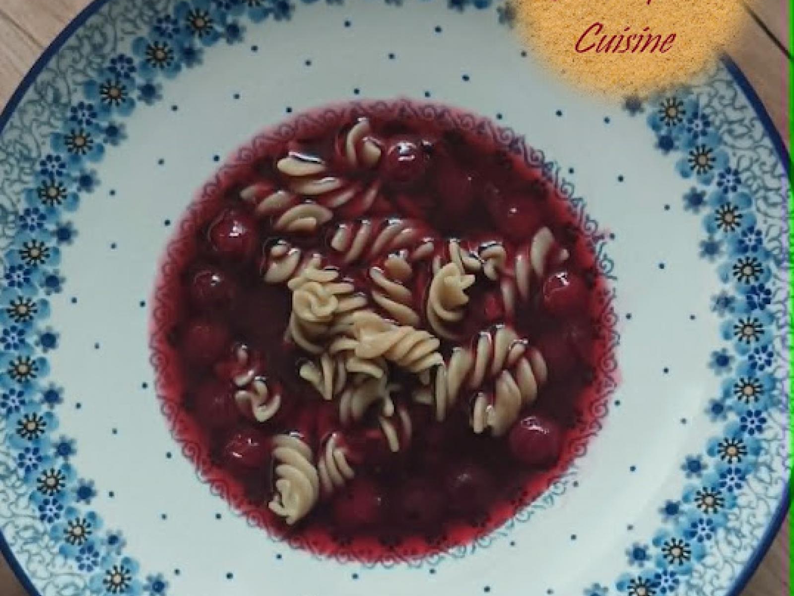 Zupa owocowa z wiśniami. Fruit soup with sour cherries.