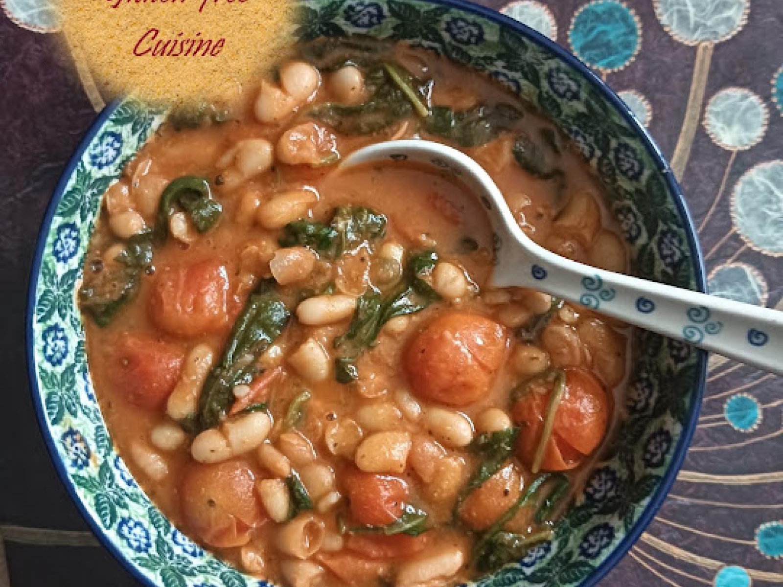 Biała fasola ze szpinakiem w sosie pomidorowym. White beans with spinach in tomato sauce.