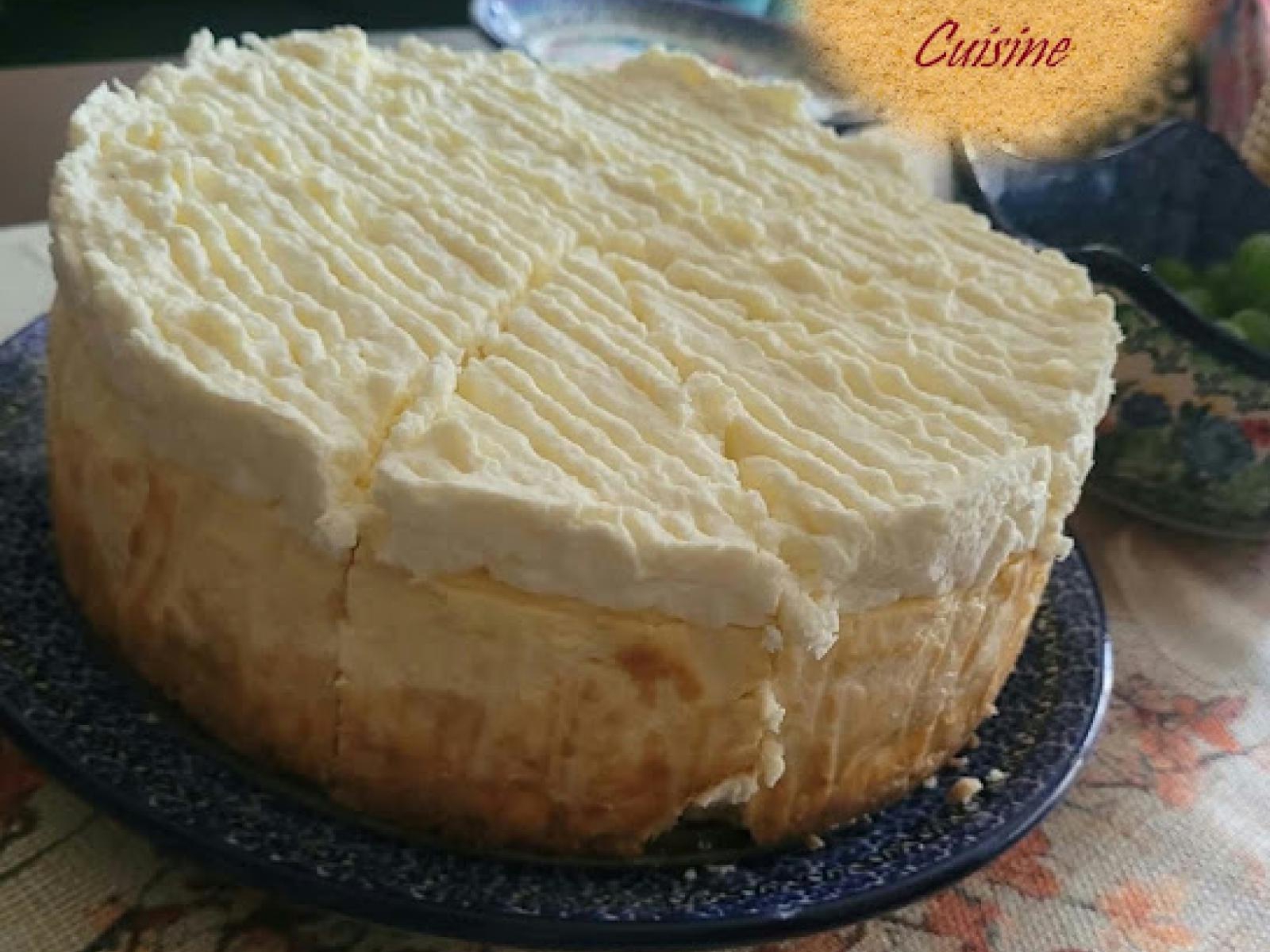 Sernik z musem limonkowym. Cheesecake with lime mousse.