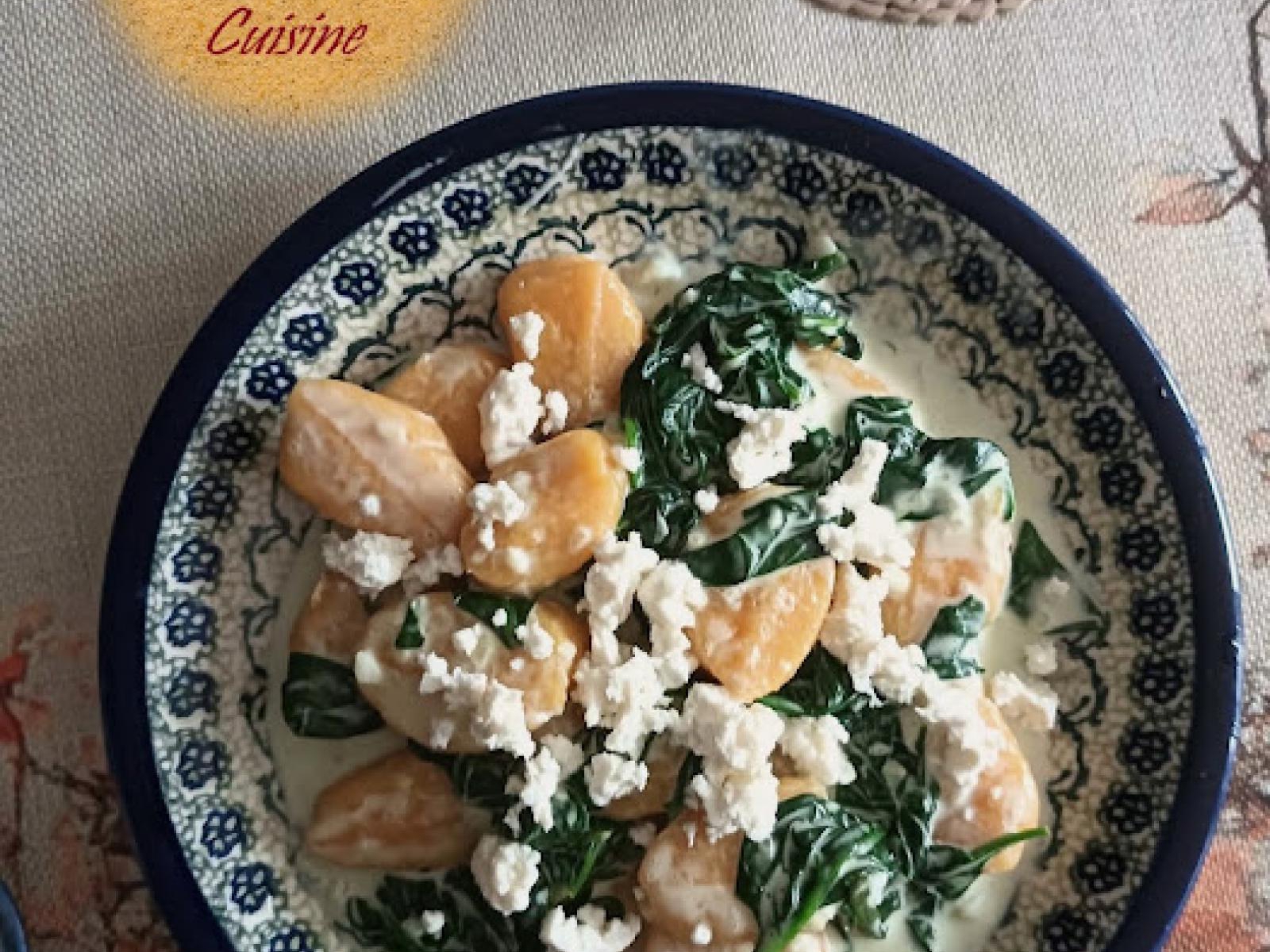 Kluski dyniowe w sosie śmietanowym ze szpinakiem. Pumpkin dumplings in a creamy sauce with spinach.
