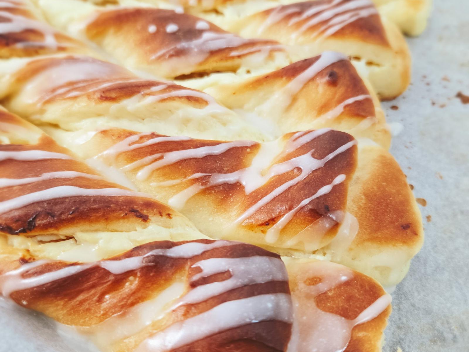 Zakręcone drożdżówki z serem