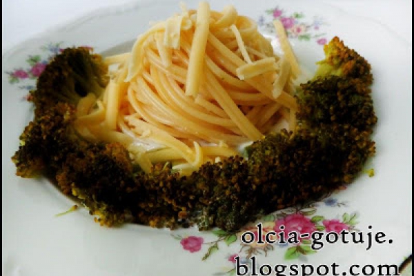 Spaghetti z brokułem w sosie serowym