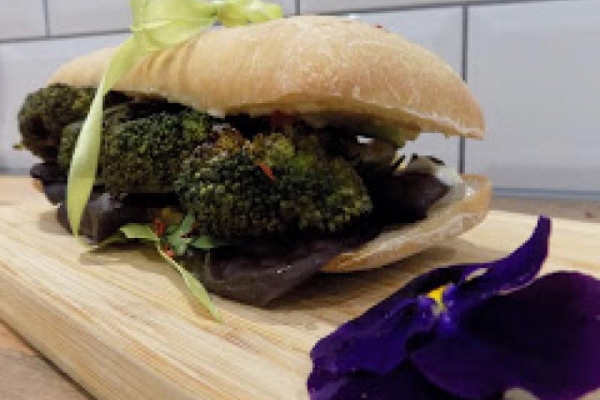 Australia - Kanapka z pieczonym brokułem i chilli majonezem (Roasted broccoli sandwich with chilli mayo)