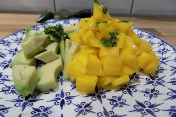 Antigua i Barbuda - Salatka z mango i awokado z dressingiem z limonki