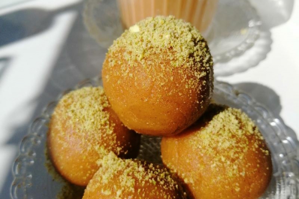 Indie - Słodkie kule z mąki z ciecierzycy (Besan ladoo)