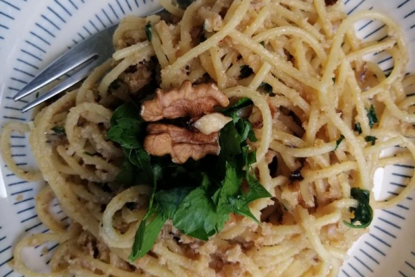 Włochy - Spaghetti z orzechami włoskimi (Spaghetti alle noci)