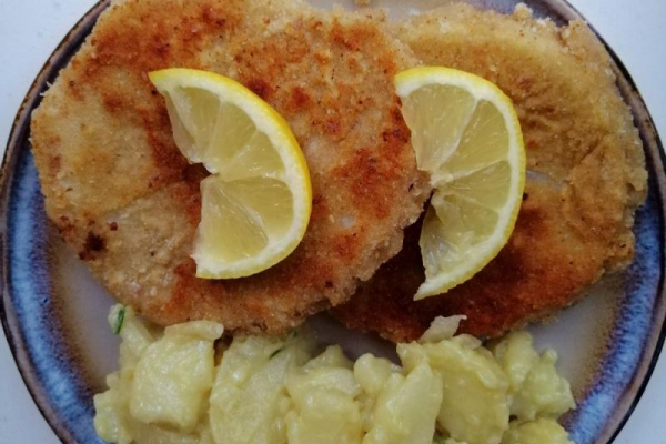 Austria - Wiener Sellerieschnitzel mit steirischem Kartoffelsalat, czyli sznycel z selera po wiedeńsku ze styryjską sałatką ziemniaczaną