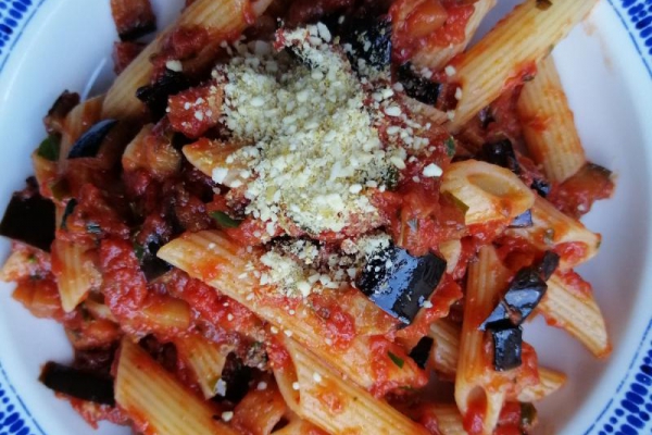 Włochy - Pasta alla Norma, czyli sycylijski makaron z sosem pomidorowym i bakłażanem