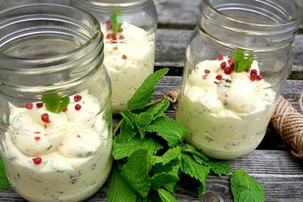 White chocolate mousse with pink pepper and fresh mint 