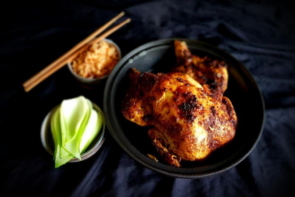 Kurczak pieczony w czosnku i imbirze, ryż z Peana Raya i Pak Choi