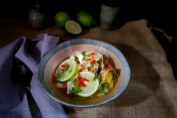 Meksykańska zupa z kurczakiem, limonką i tostowaną tortillą – Sope de lima