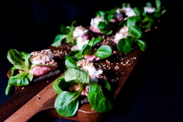 Ricotta Buffalo plus pesto z czerwonej cebuli na krakersie z atywnym węglem z dodatkiem orzechowego pieprzu