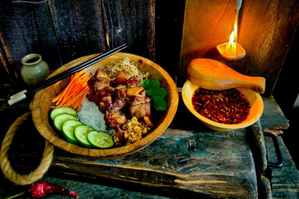 Bún thịt nướng szaszłyk z Wietnamu