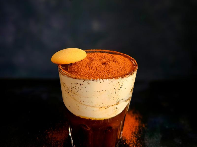 Cold brew tiramisu w szklance – kawa, która stała się deserem