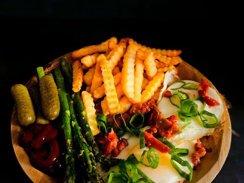 Frytki, szparagi i sadzone jajko – comfort food z twistem i historią