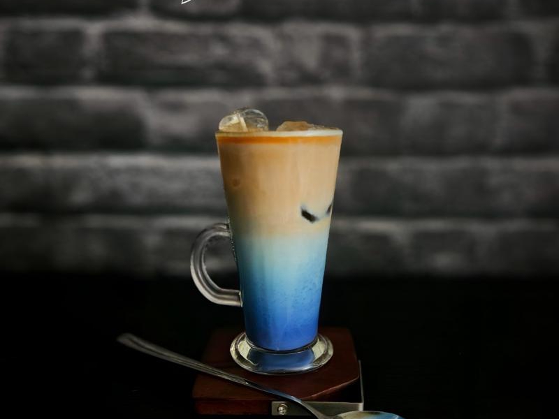 Blue Matcha Latte z espresso – magia smaku i koloru w jednej szklance